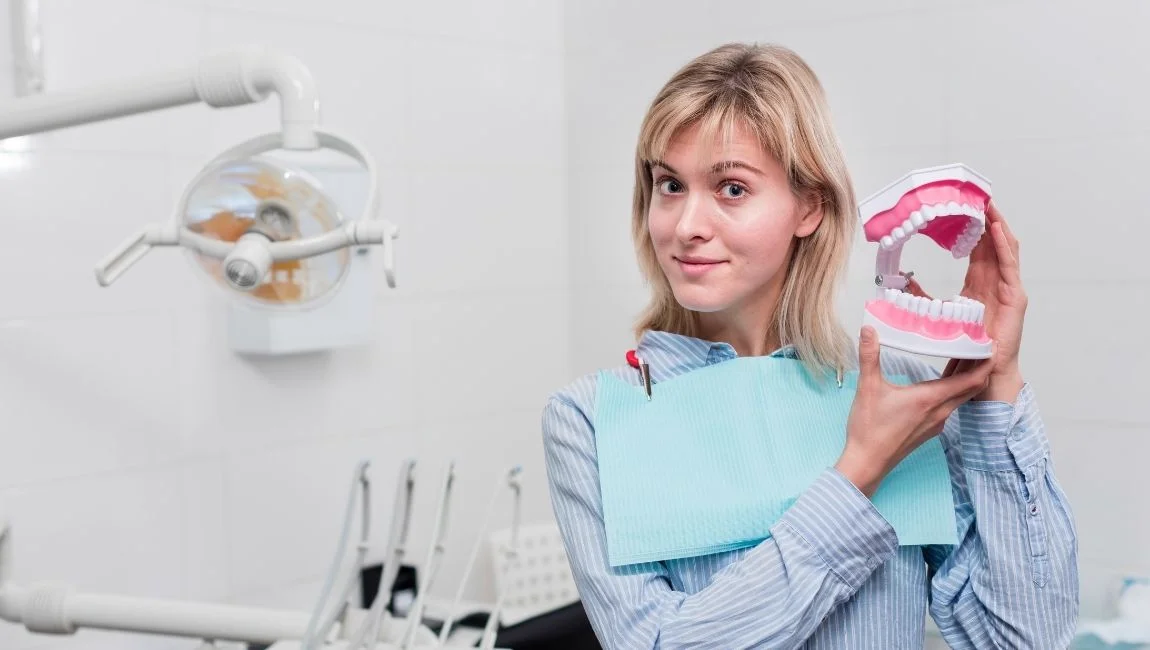 Quelles sont les différences entre les implants dentaires, les bridges et les prothèses dentaires ?